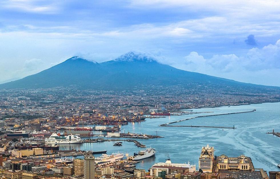 去年公司濒临破产，我咬牙退了所有投资款。

最后发工资那天，保洁张姨把信封推回来