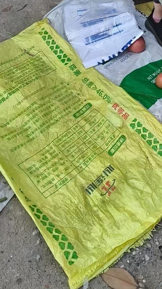 老人捡垃圾卖废品丢人吗?老人捡垃圾卖废品一点都不丢人。在生活中，有些老人经历过艰