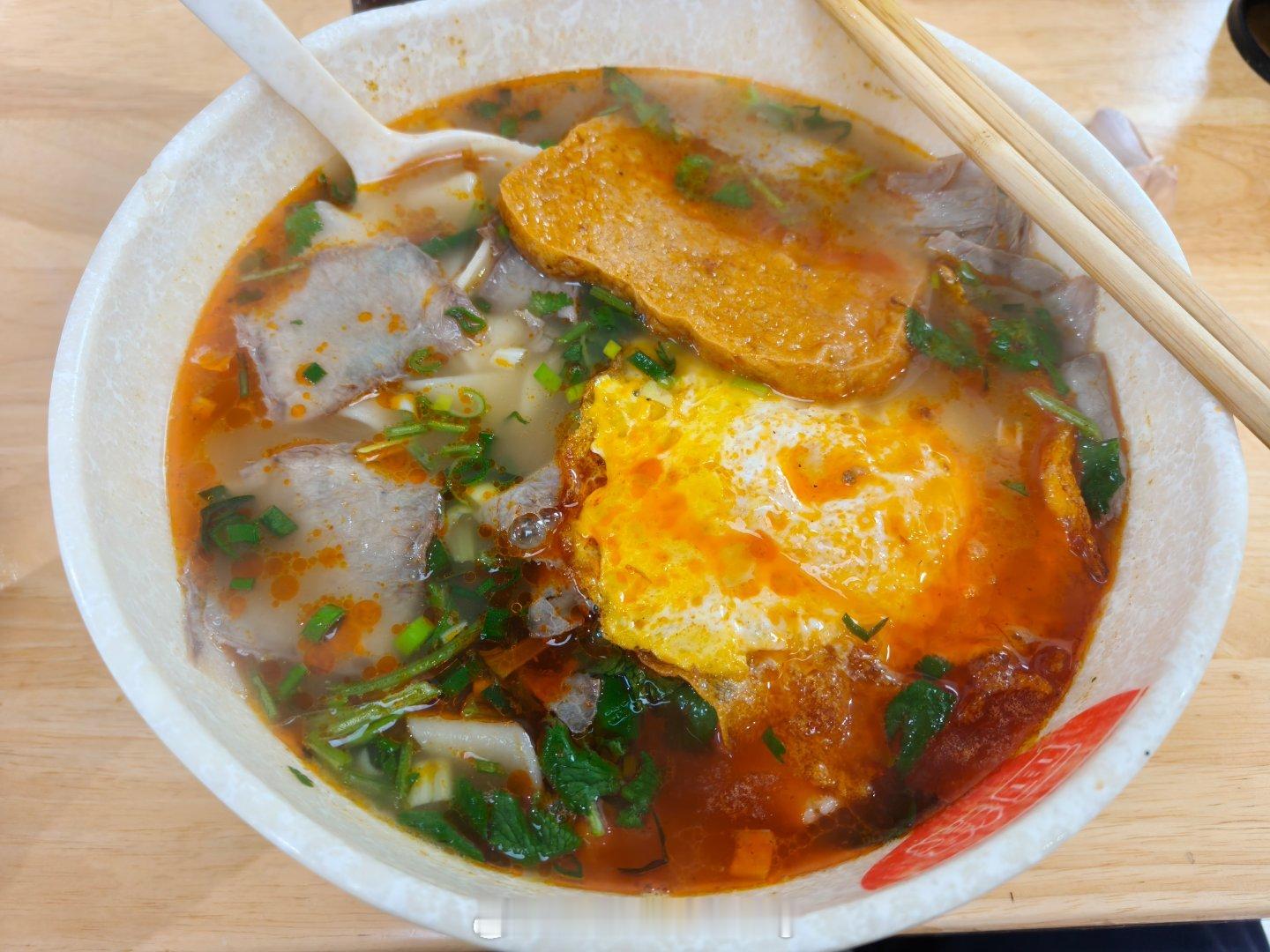 自从园区里有一栋楼的大客户搬走之后（在外面自己盖了栋楼），这家河南拉面店的生意就