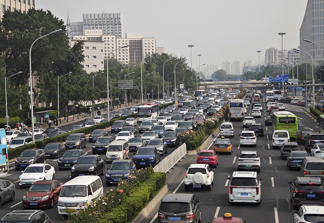 来几个有意思的数据，2025年全国机动车保有量4.69亿辆，其中汽车3.66亿辆