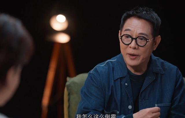 63岁李连杰说：我怎么这么倒霉？
坐在镜头前的李连杰，谈到那段最难熬的日子时，忍