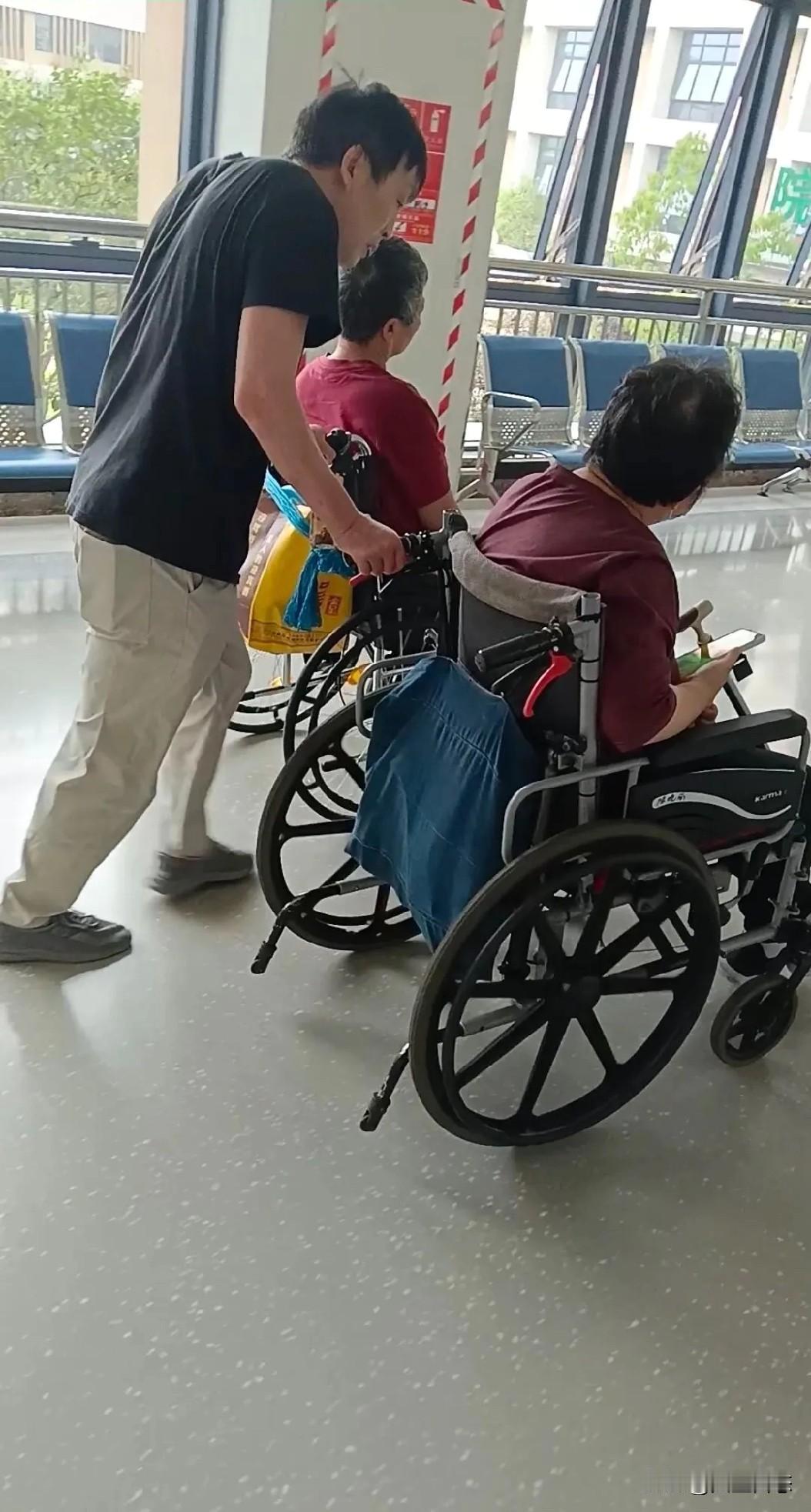 独生子女的终极困境：79年的我，辞掉国企工作照顾双瘫痪父母，谁懂我的苦？

从前