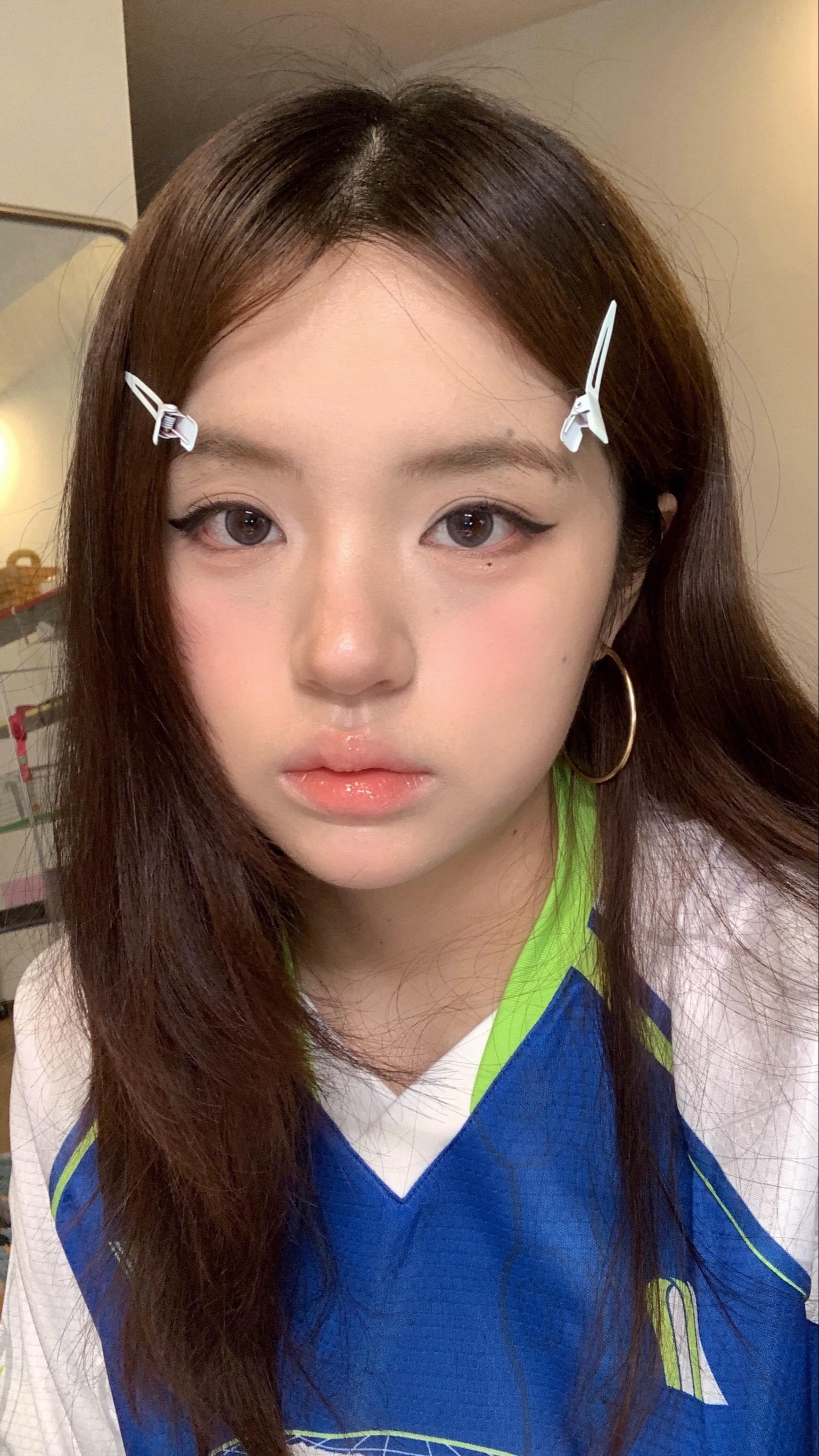 她是一杯淡淡的气泡水。