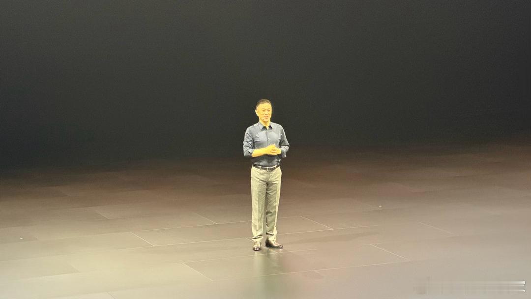 头一次，加电的斌哥终于牛仔裤换西裤，T恤换衬衫，一切都是蔚来ES9的原因啊蔚来e