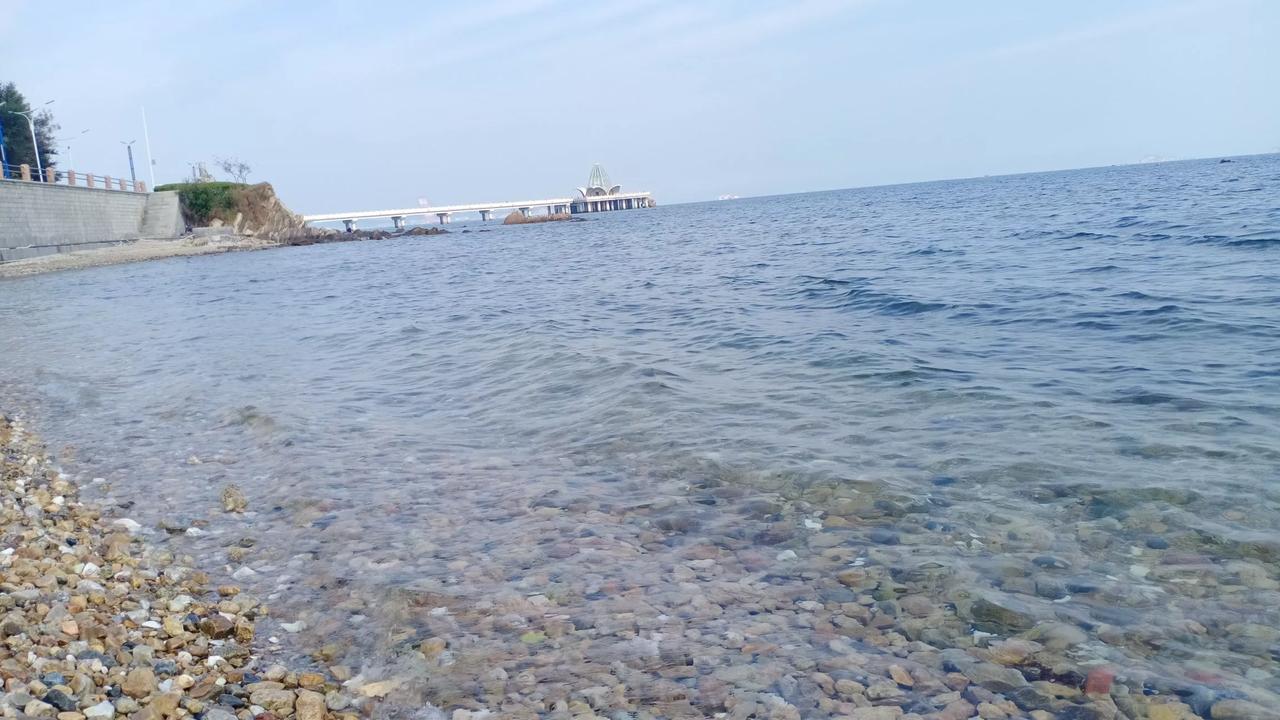 #秋季景色大pk# 
徒步清澈见底的烟台海边，美极了。

海水清凌映碧天，层层细