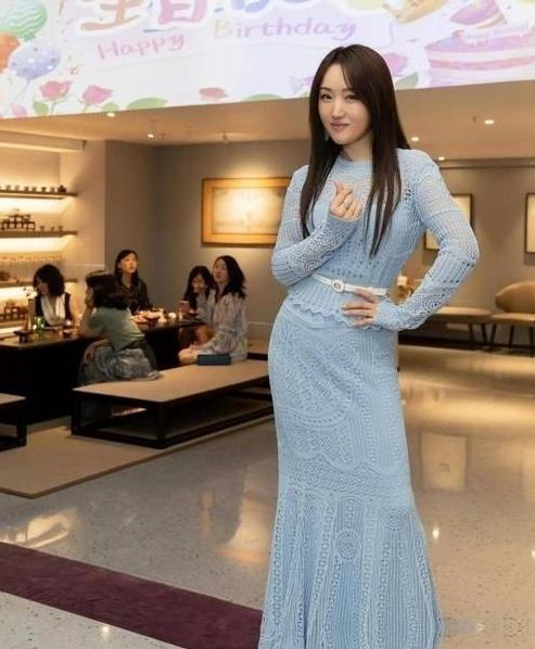 谁能相信？2026年已经55岁的杨钰莹，依旧稳稳站在万人演唱会舞台上！褪去歌坛顶