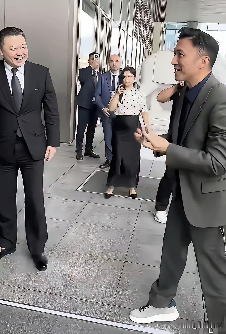 有钱又怎么样，
一样抵不过岁月的摧残，
谢霆锋也是老了
