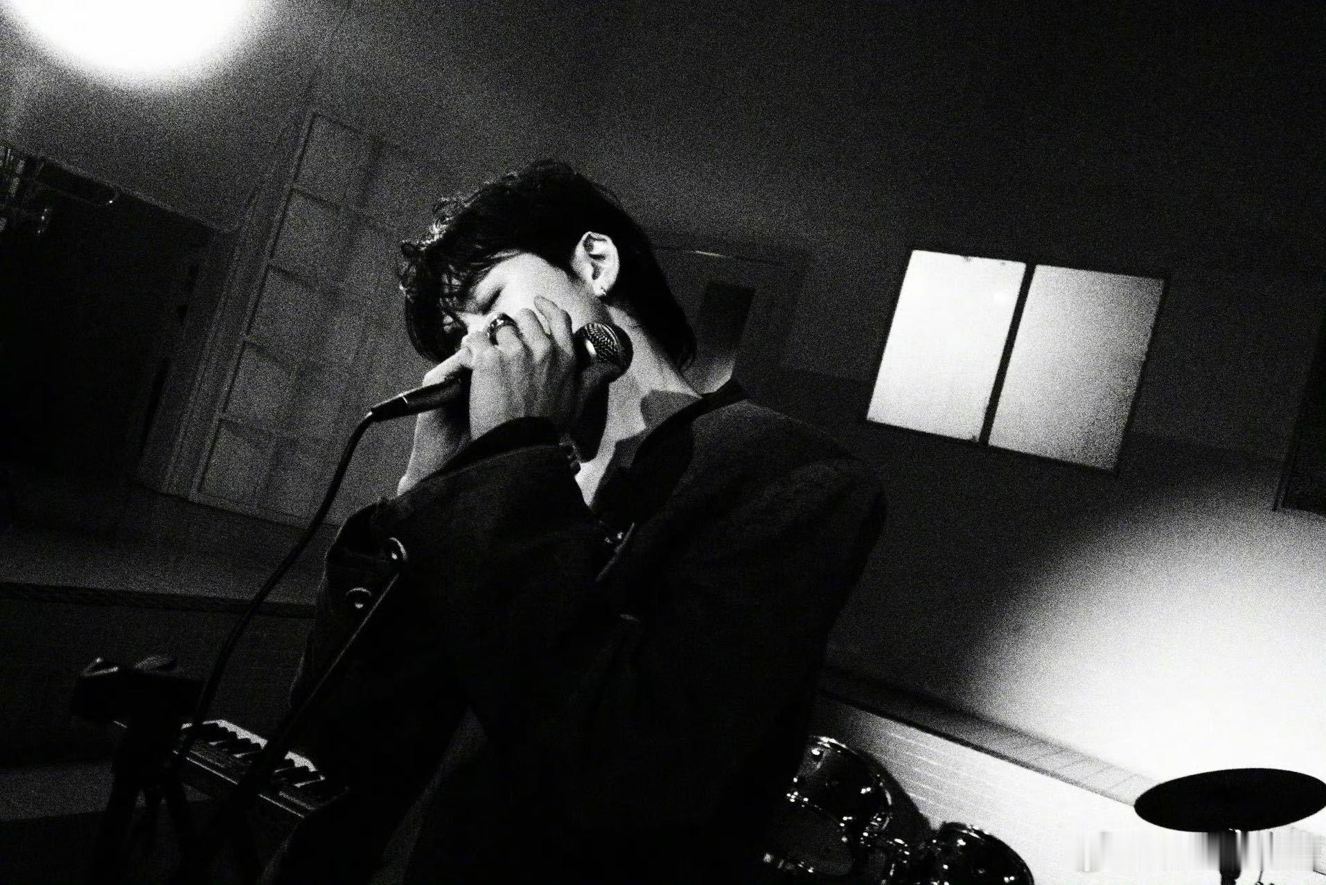 曾舜晞新歌炎炎夏日谁能被的粤语狠狠拿捏！新歌《炎炎夏日》慵懒上线，清爽旋律裹挟满