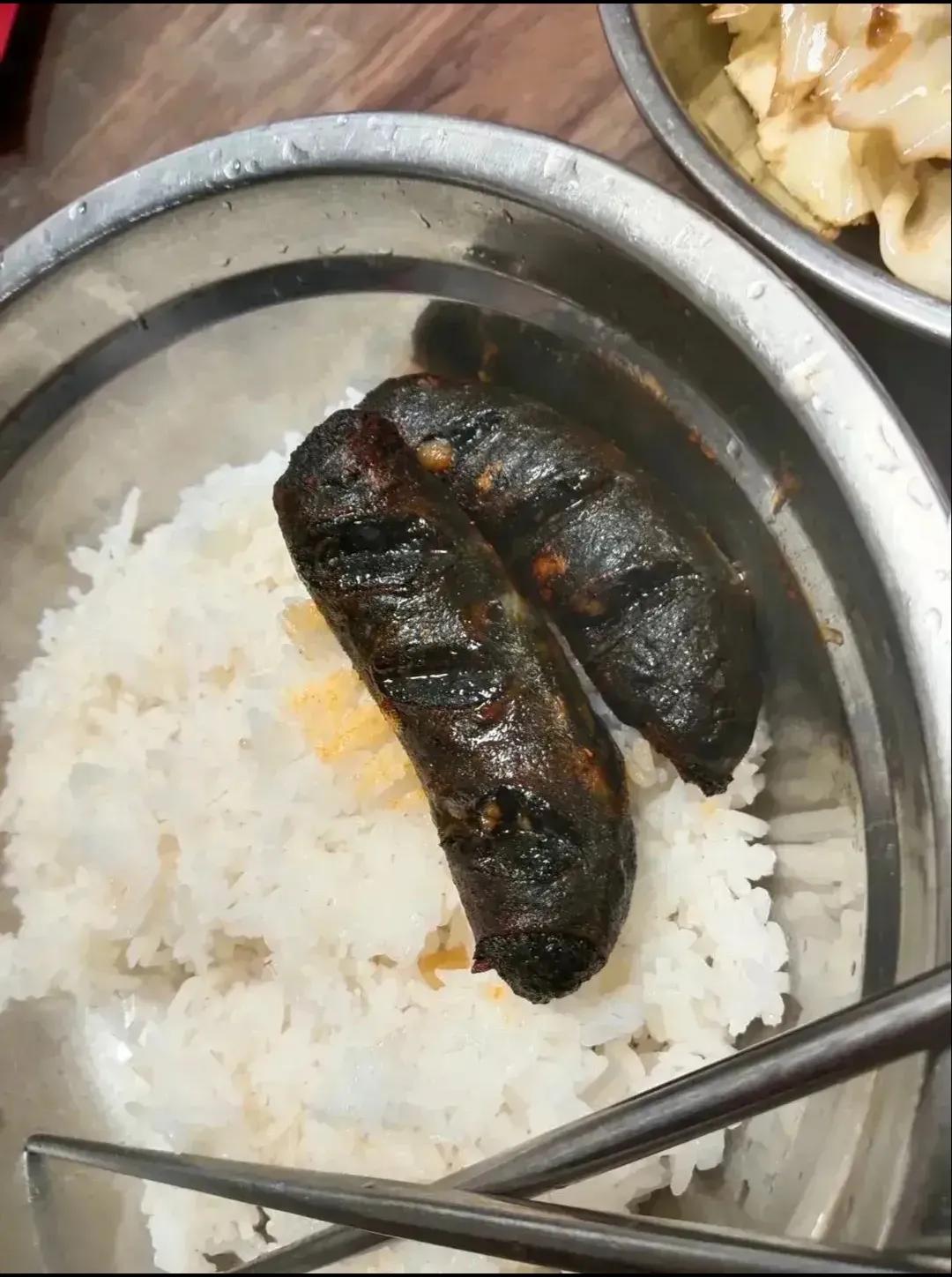 昨天给女友做了特色美食，今天她给我做了两根肠子，怎么看都没有胃口呢