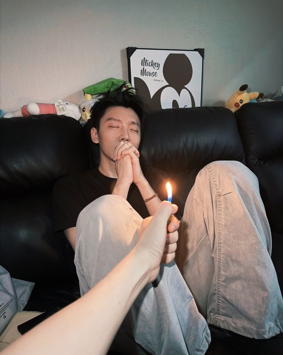 思慕社字母信箱很久没有收到信了。风塞进去几片梧桐叶，阳光投下斑驳的影子，还有路过