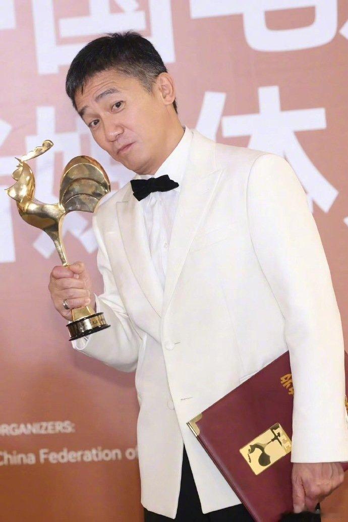 #刘嘉玲梁朝伟王一博合照#  刘嘉玲梁朝伟王一博金鸡奖后台合照🈶，真的感觉三个