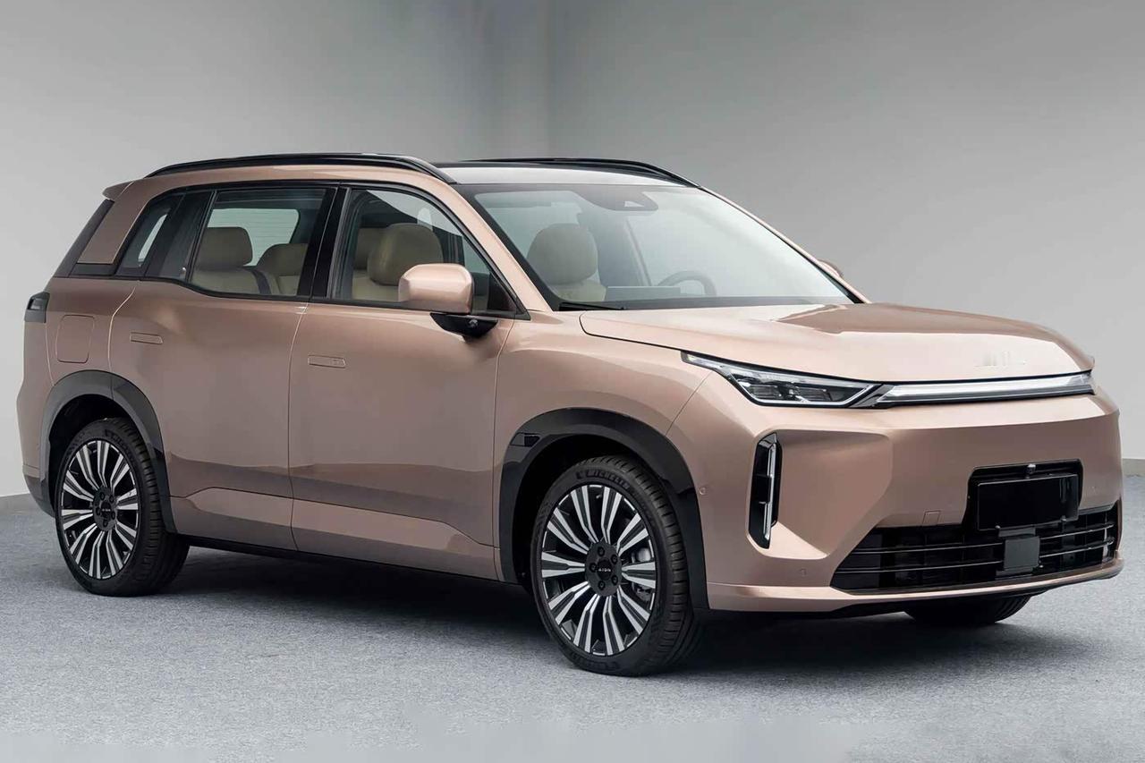 11月3日，广汽埃安首款增程车型AION i6亮相并开启预售。新车增程版起价12