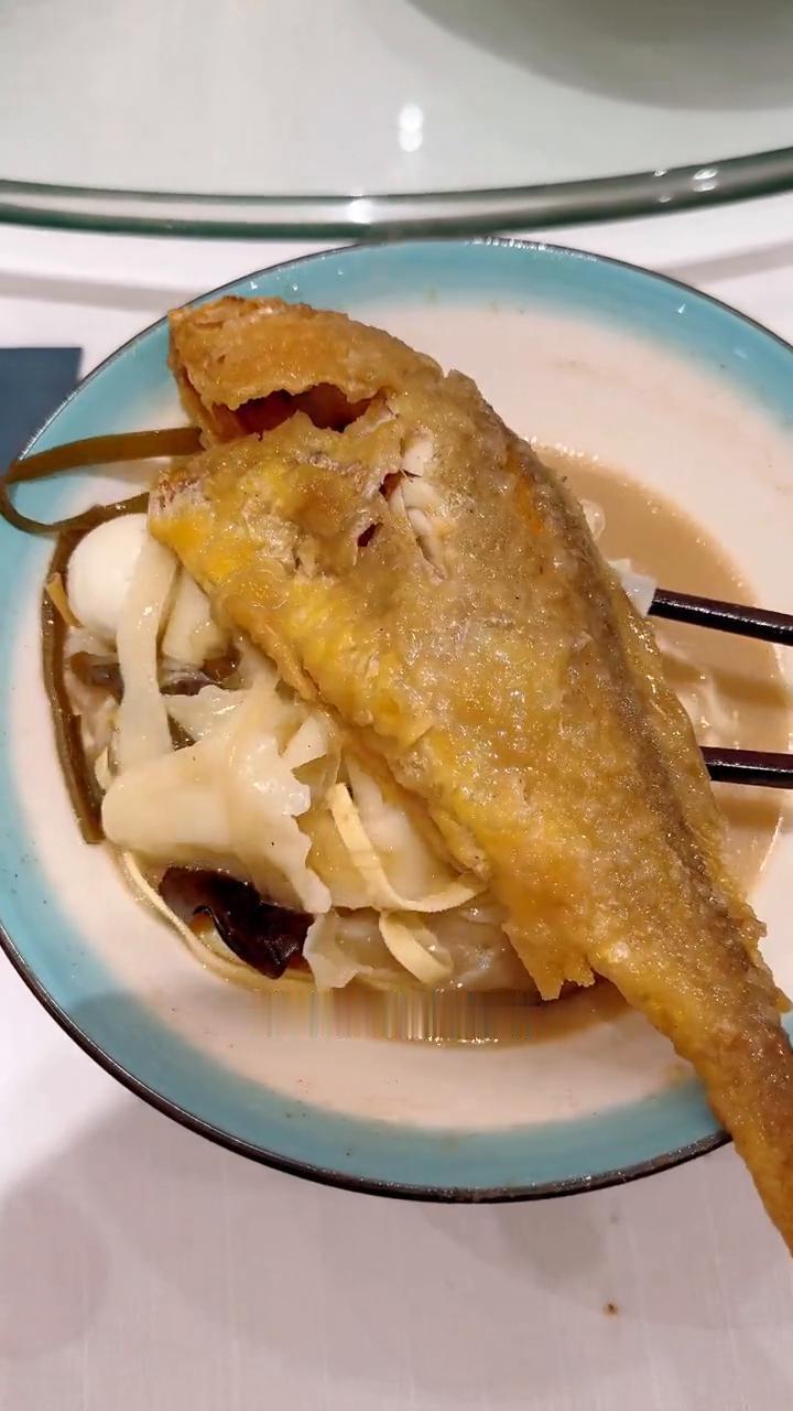 小黄鱼烩面。
到河南有一种烩面，烩面也好吃，荤素汤什么都有，汤好面筋道，营养还高
