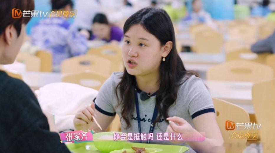 张家齐问邵子恒抵触被说靠爸爸出名吗邵子恒回应靠爸爸出名 张家齐问得直接，邵子恒答