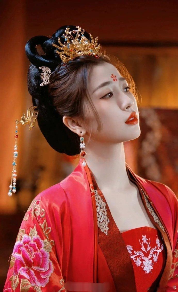 为了配戴美丽的耳环，不惜在耳垂上扎这么大的耳洞。好奇平时不戴耳环时，这么大的耳洞
