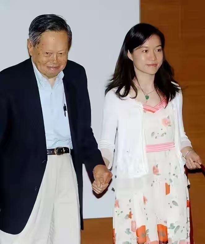 我猜到这段婚姻会被议论

也猜到翁帆会被质疑

万万没想到，她在其中真正找到了自