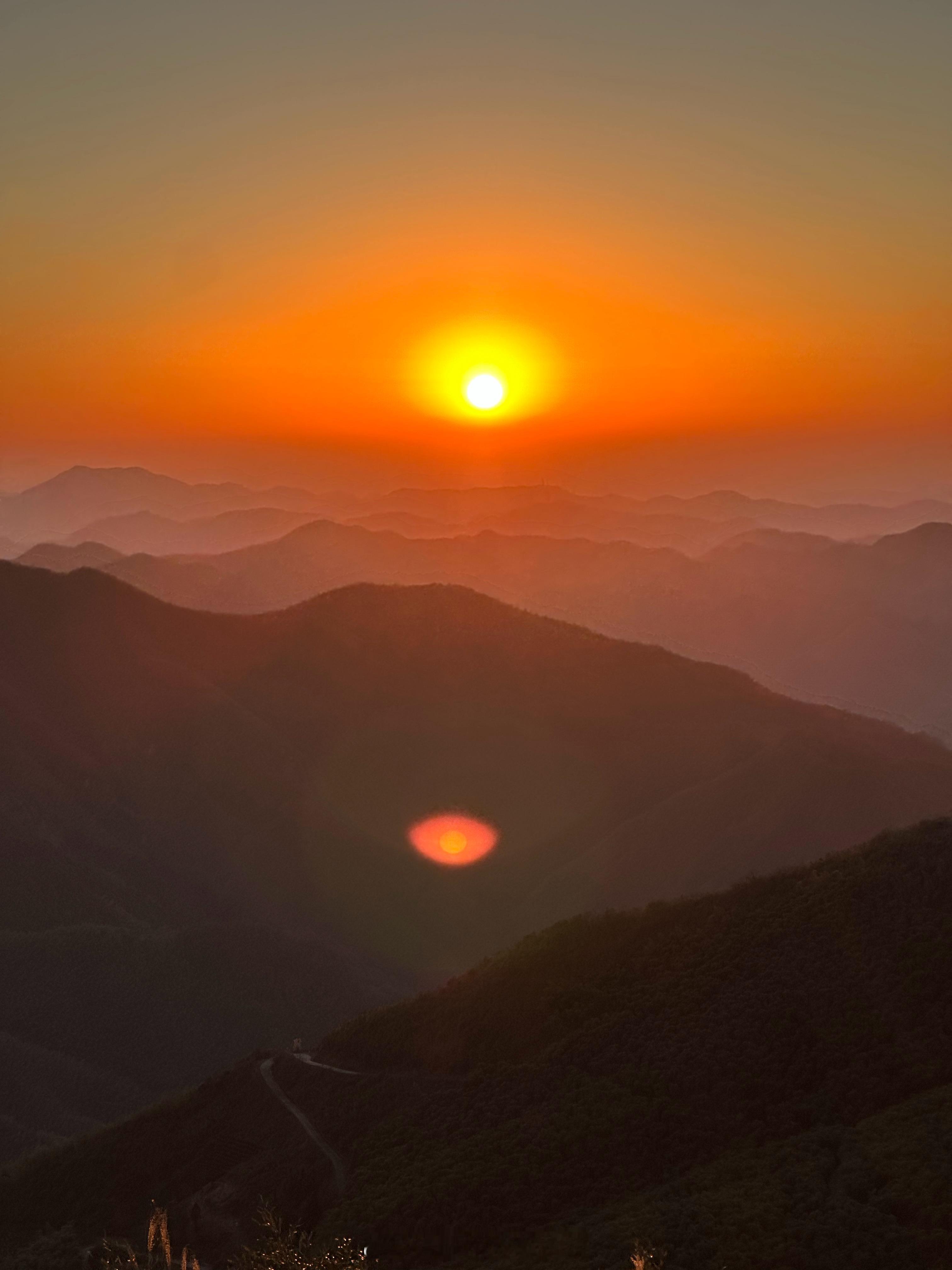 第一次赶日出 我们提前两个多小时到山顶 一直吹风就是生怕错过日出哈哈哈 今天是很