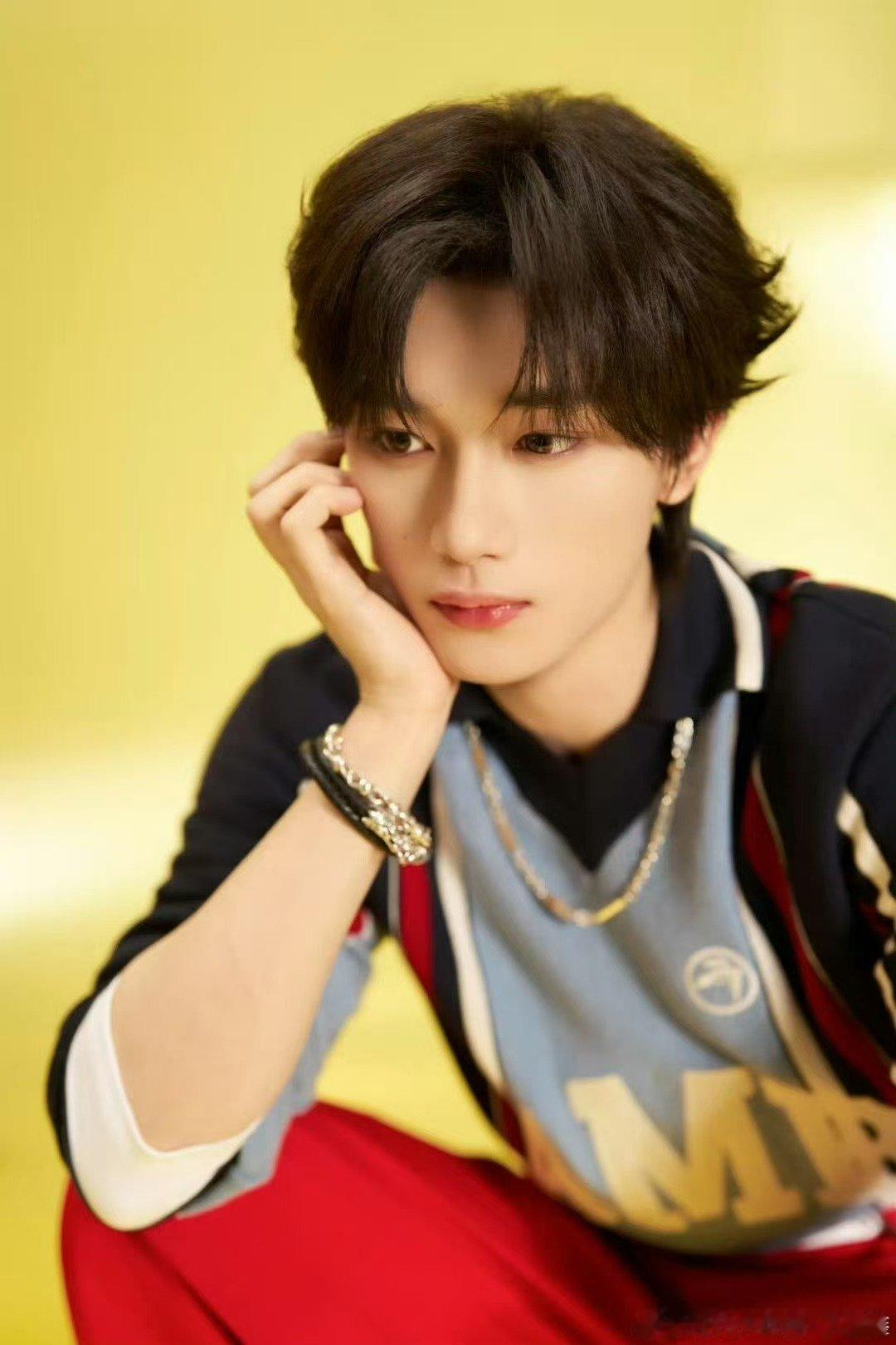 丁程鑫随地大小唱你好星期六丁程鑫也太投入了吧，音乐一响起就忍不住跟唱，活力满满 