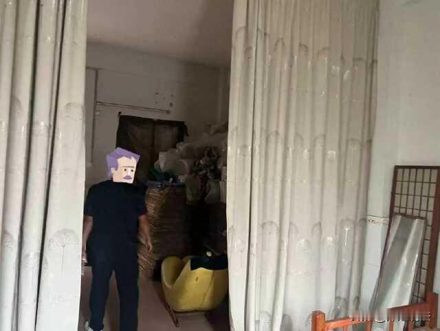 广东广州，检查组推开门时，一男一女正在做羞羞的事情。原来这女子专门在外招揽男人，