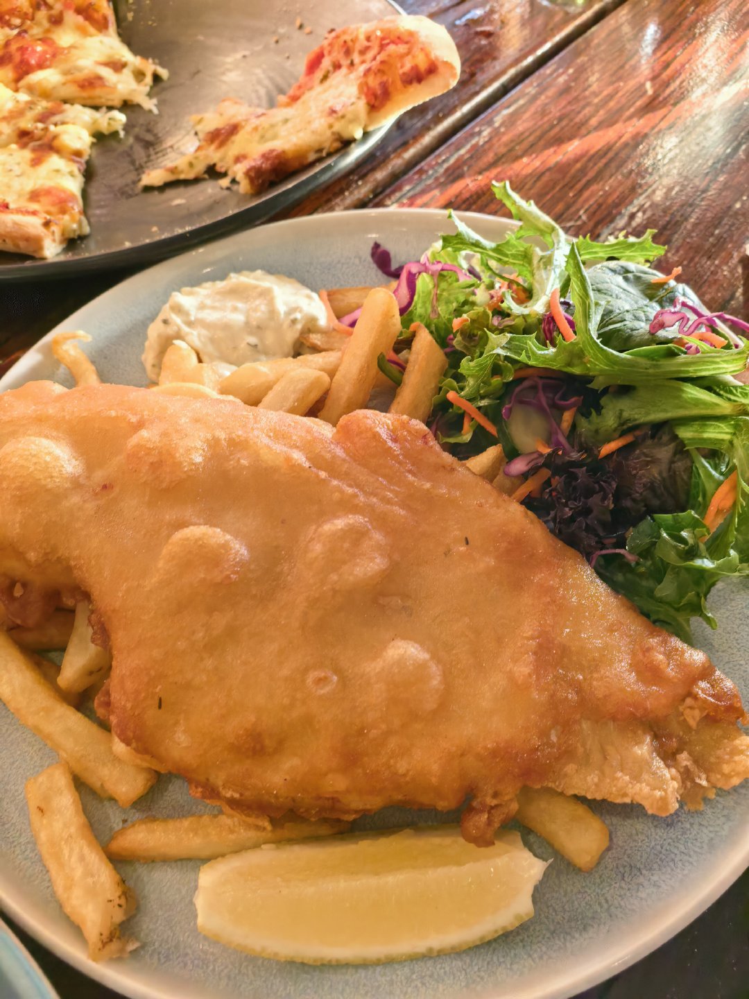 晚上这个12门徒附近的小镇，餐厅爆了，就这么一家好的餐厅，结果好多菜都卖完了，不