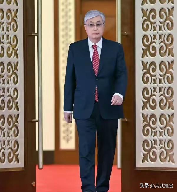 哈萨克斯坦举行修宪公投，使托卡耶夫有资格参加下届总统大选。

这次修宪直接改了总