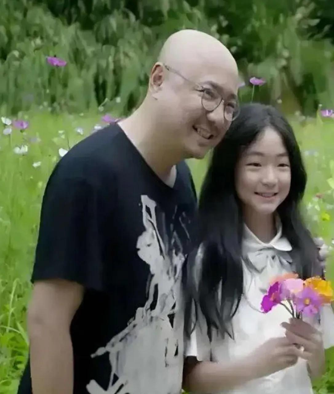 徐峥和陶虹的女儿，叫做徐小宝，今年已经15岁了，所谓近水楼台先得月，徐小宝还跟王