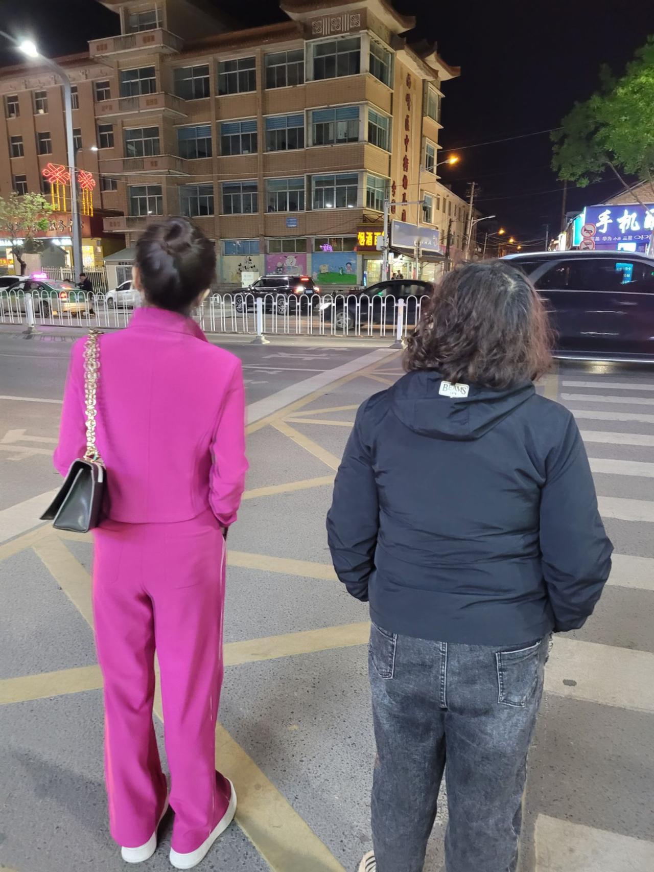 婆婆暮年丧子，她一夜之间白了头。而我中年丧偶，我也彻底倒下了，同一个深爱的男人离