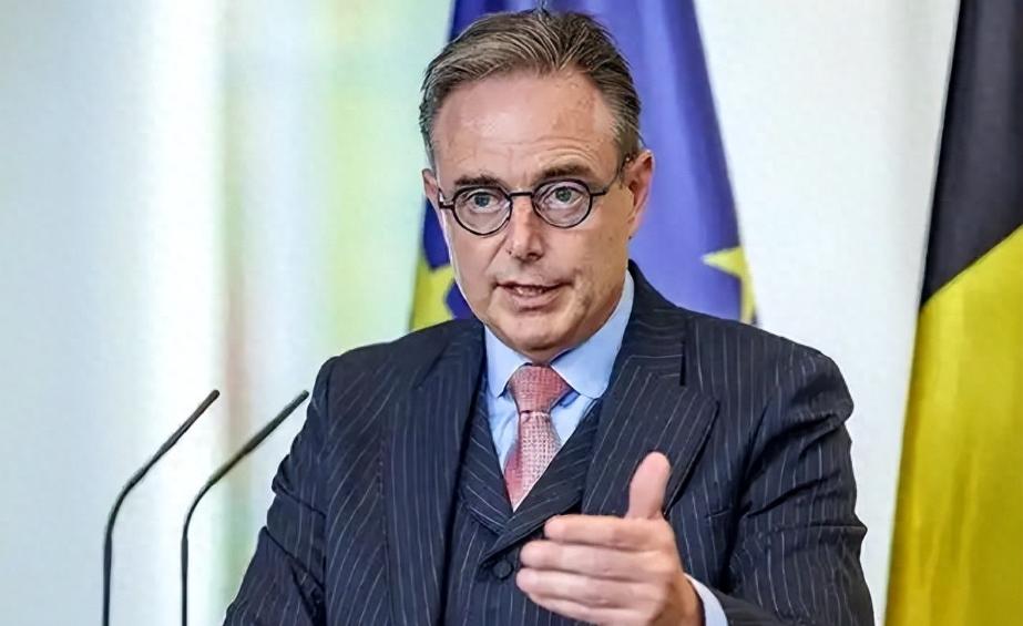 比利时首相德韦弗最近演了一出大戏，在讲台上捂着胸口大呼“害怕中国”。这背后，其实