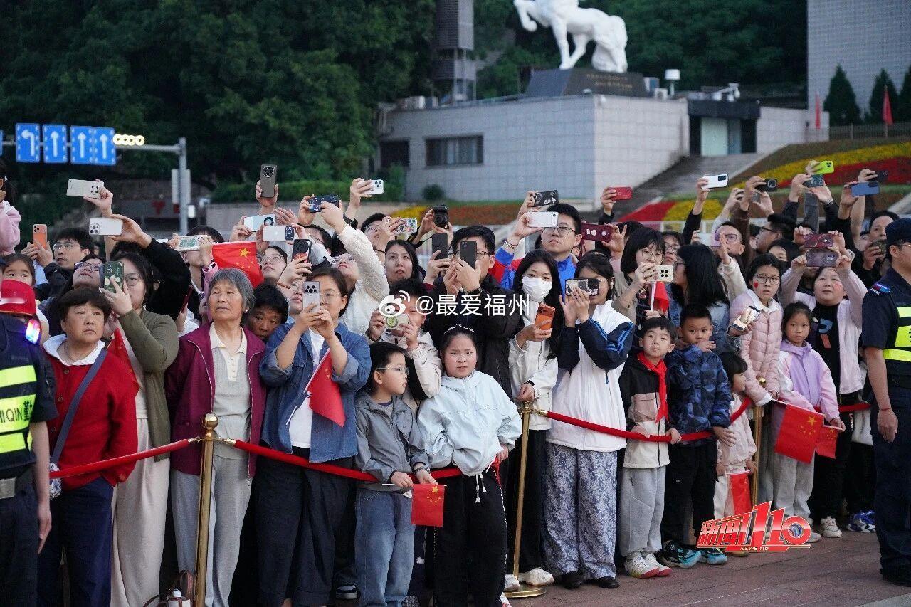 五一凌晨5点，福州五一广场人山人海......今天清晨5点，来自全国各地的游客和