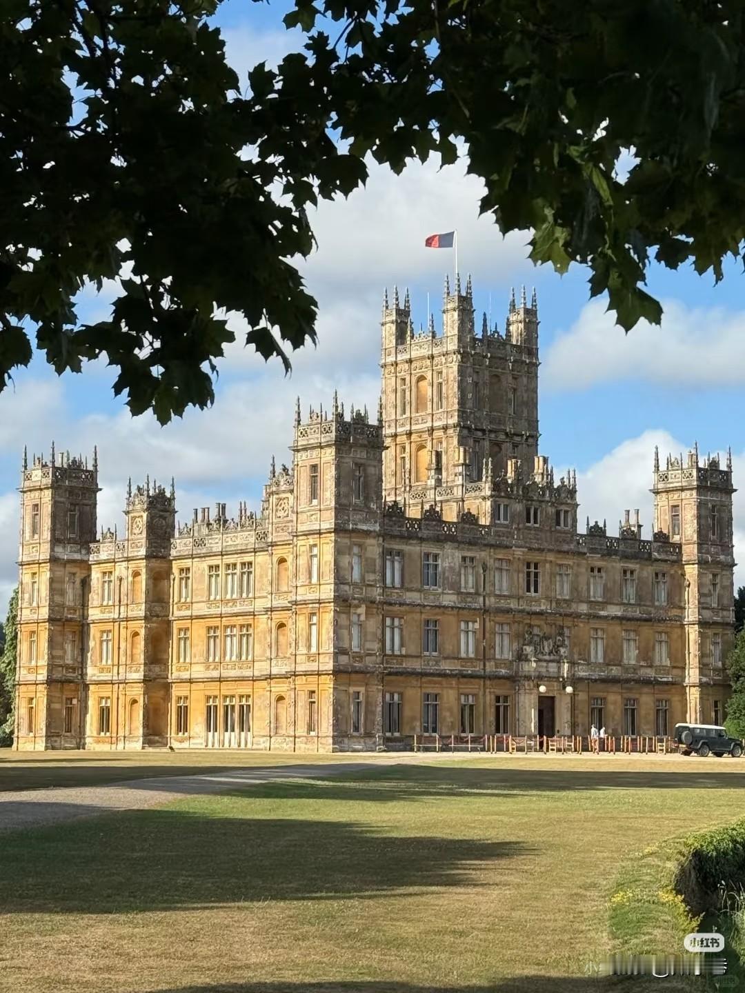 英国海克利尔城堡。欧洲城堡中的顶流，高度还原《唐顿庄园》中的场景，或者说，这部电