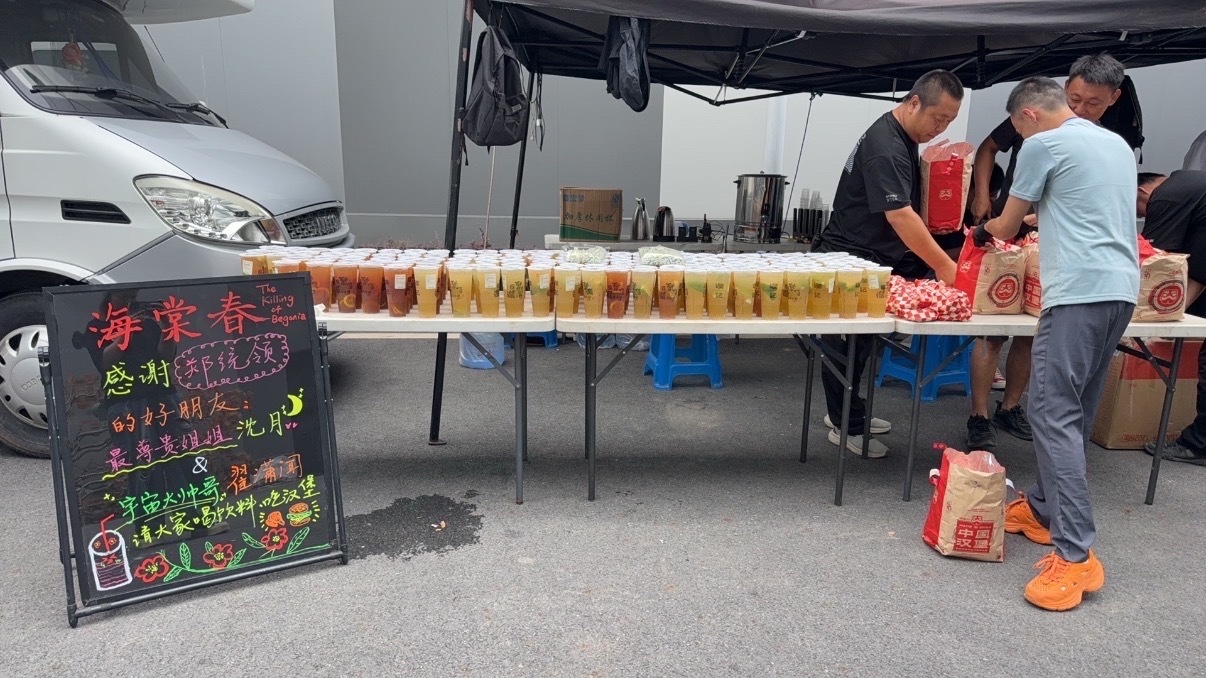 友谊99！沈月翟潇闻请客尹浩宇剧组沈月翟潇闻请尹浩宇剧组吃饭