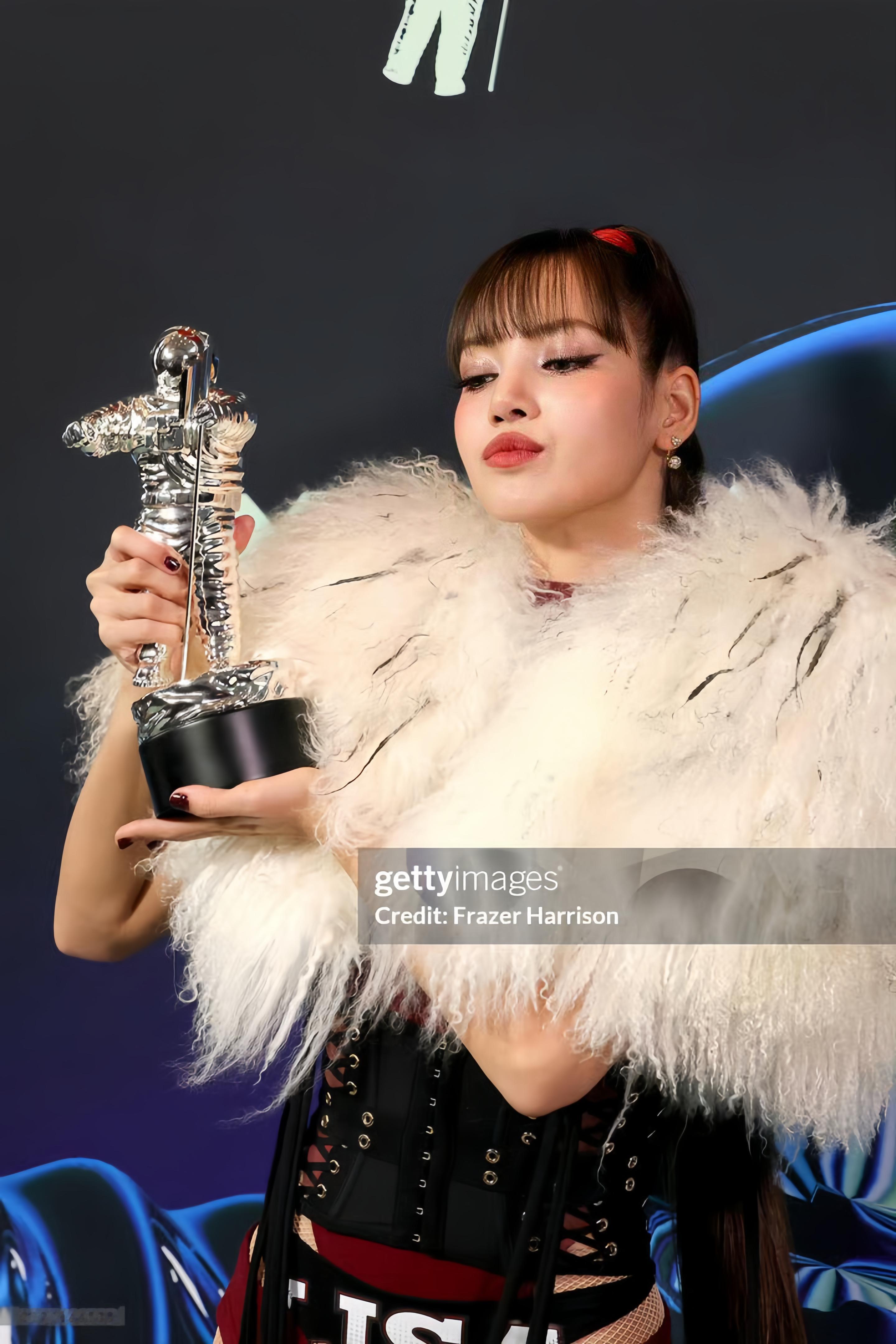 表气冲天的一张奖杯照…好喜欢😌Lisa获VMA最佳流行歌手 ​​​