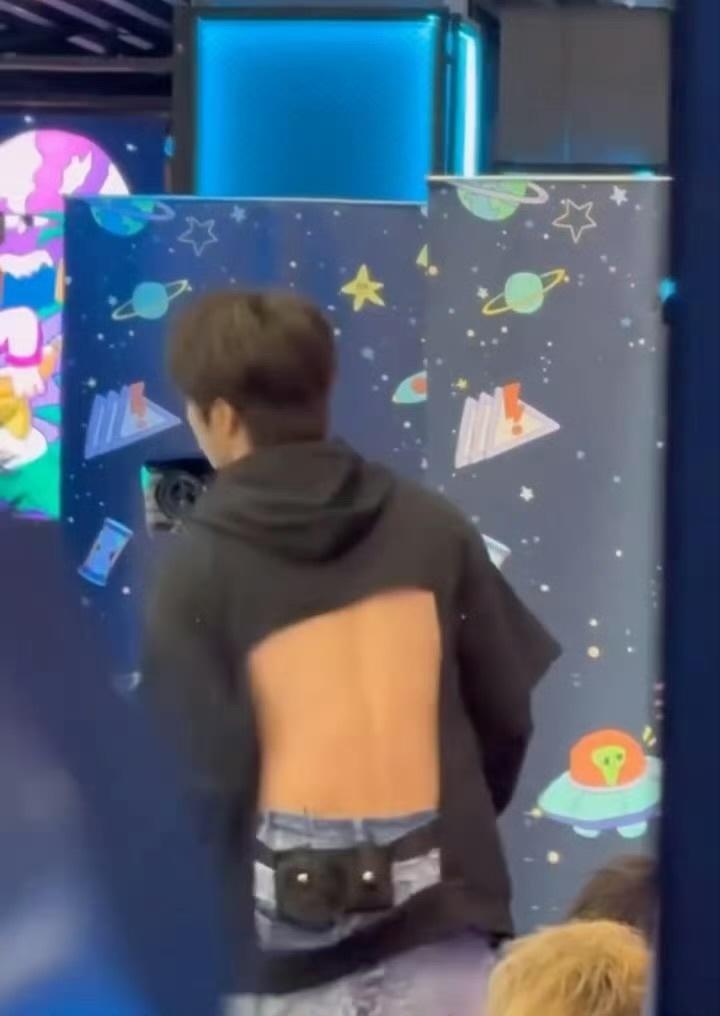 刘耀文穿露背装打乒乓球穿成这样还能笑嘻嘻打乒乓球🏓刘耀文你是何意味