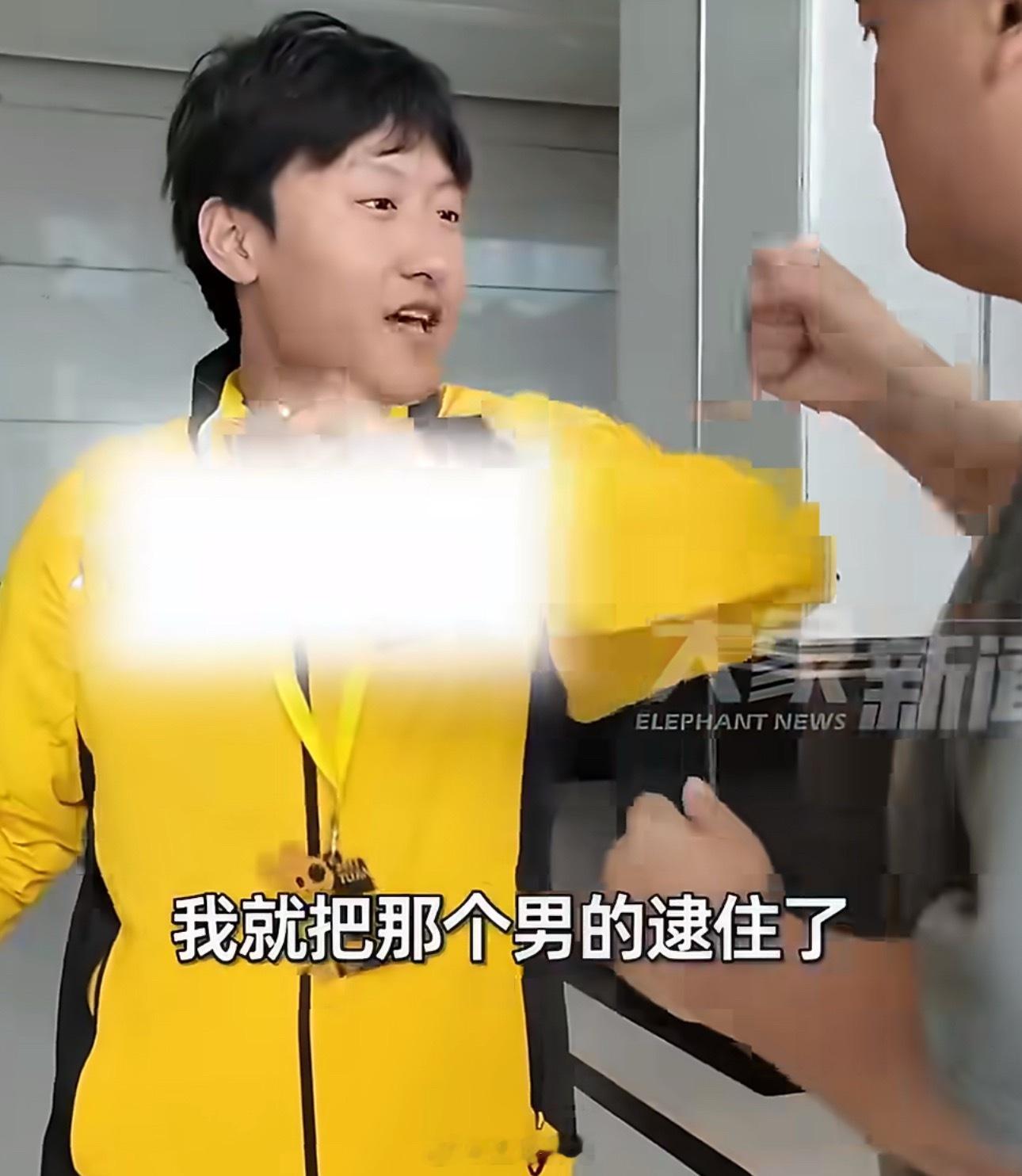 外卖小哥白天跑单晚上帮民警抓嫌犯奔波于街巷的平凡骑手，藏着无畏的勇气。直面壮汉挺