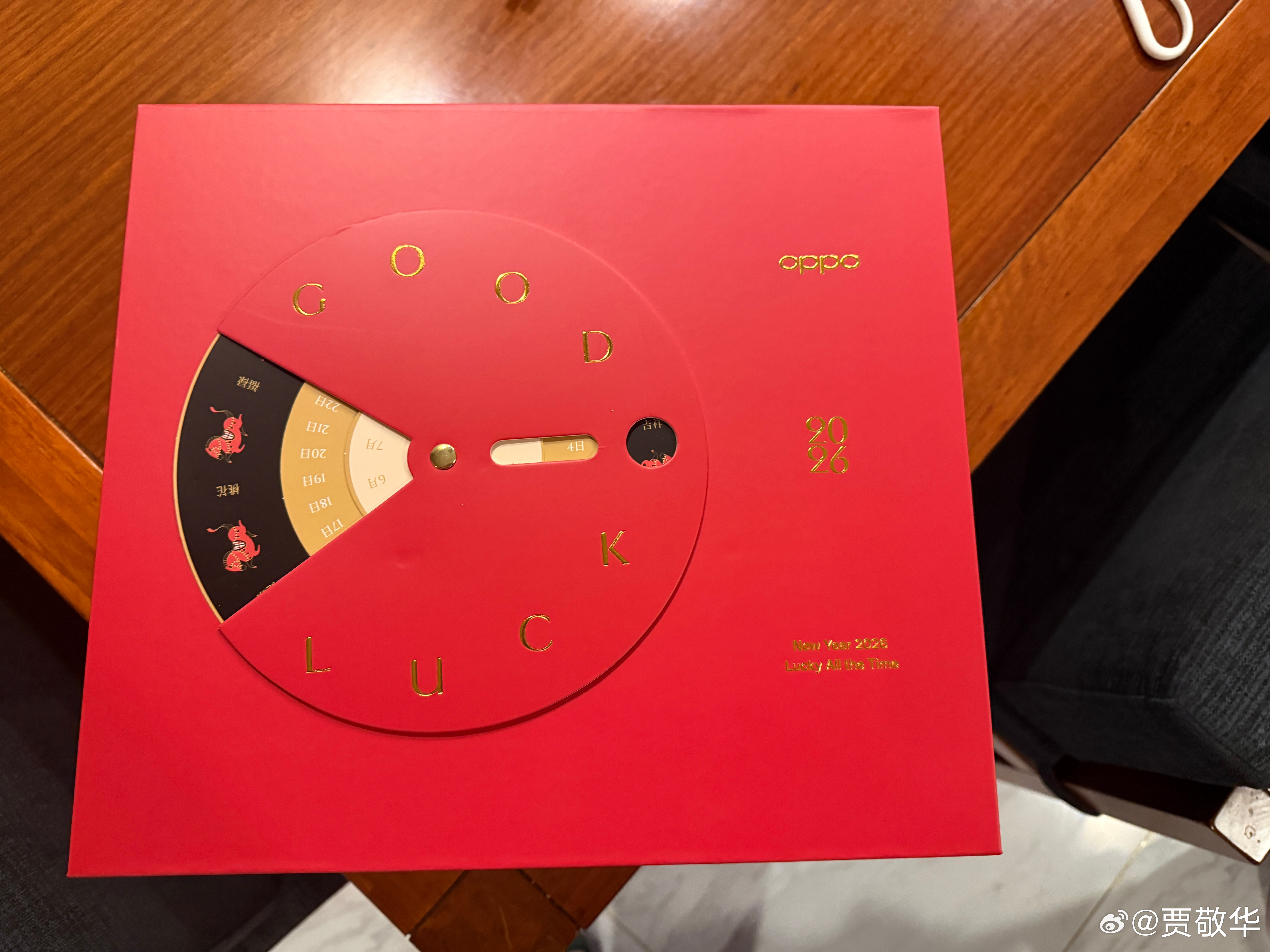 刚收到OPPO的新年礼盒，红色主题，里面的东西很实用。在伴手礼方面，OV两兄弟还