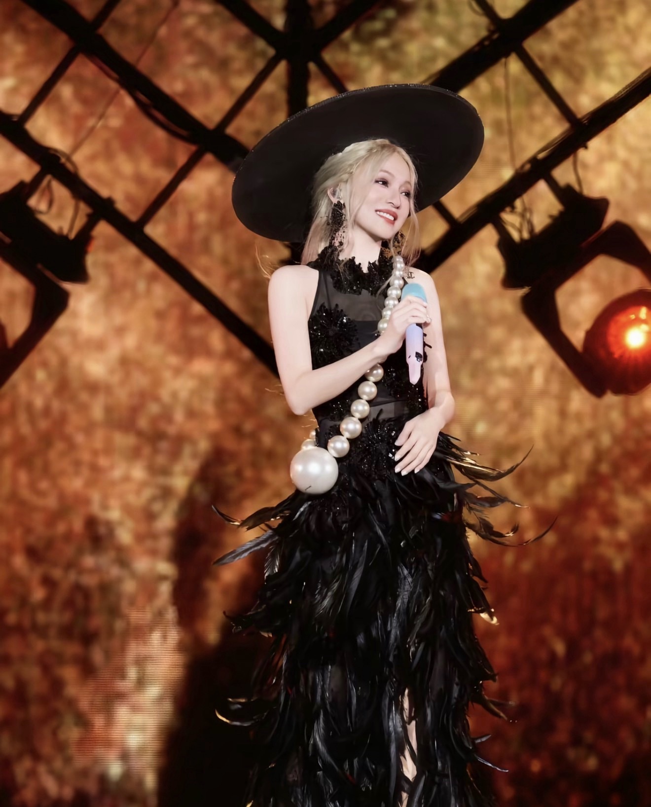 张韶涵也是裁员裁到大动脉了搁明星是造型师，对我们普通人来说就是理发师，找到一个好