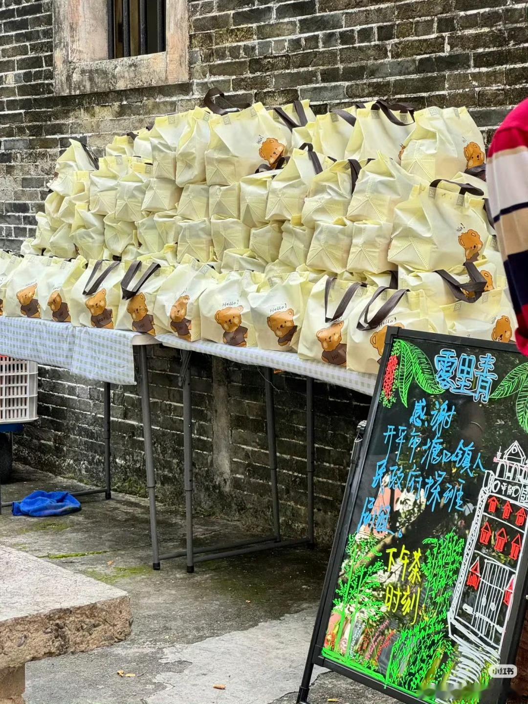 前有央视领导探班，后有政府探班，李现《雾里青》真的方方面面很受重视耶