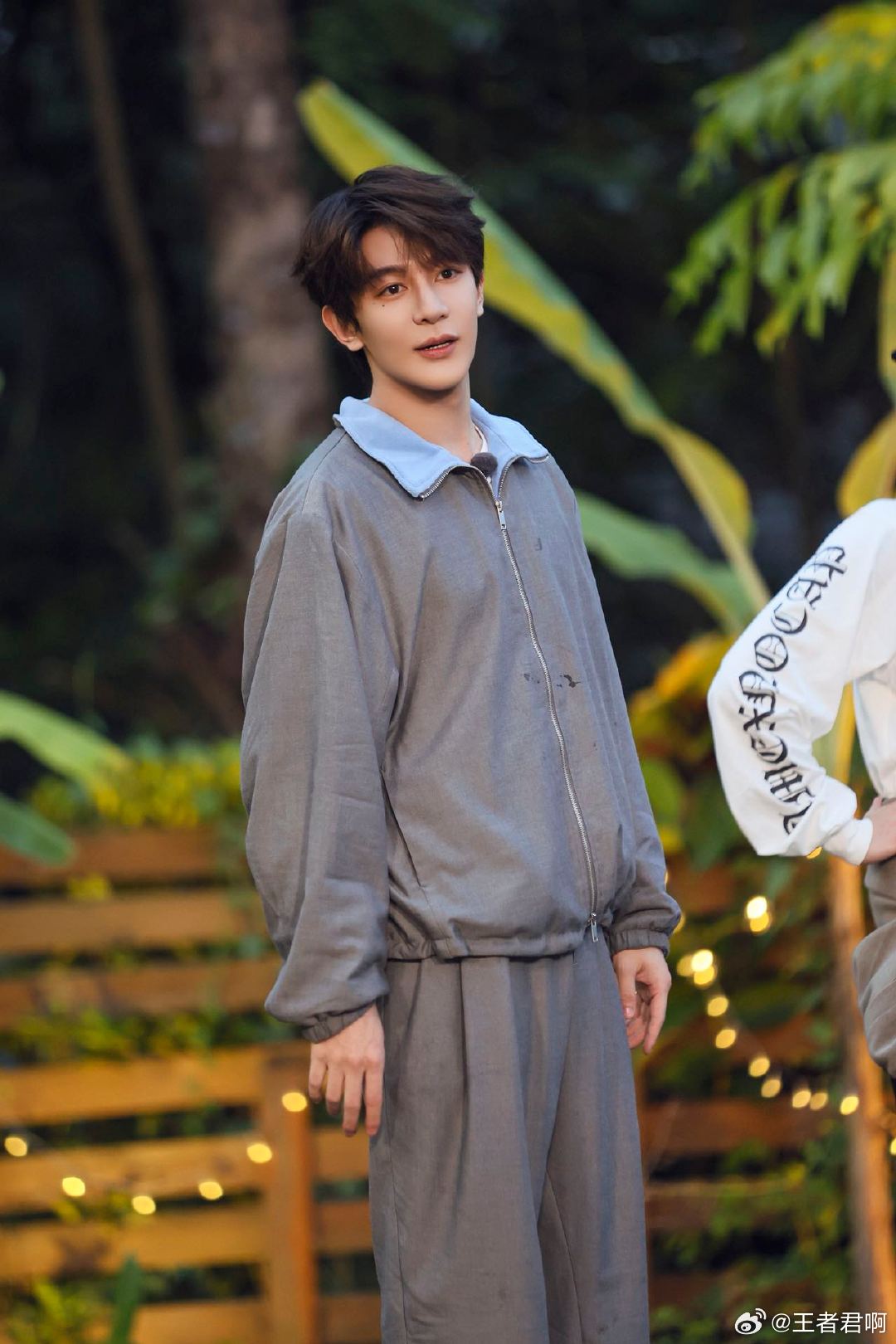 夏之光 想被所有人喜欢 夏之光 吃掉了一盘虫子 蹲下来合照、认真读手写信的温柔，