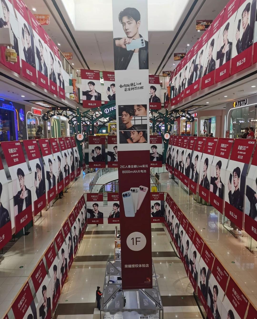 现在手机厂商在线下宣传都这么猛吗，商场里面海报挂的满满当当 