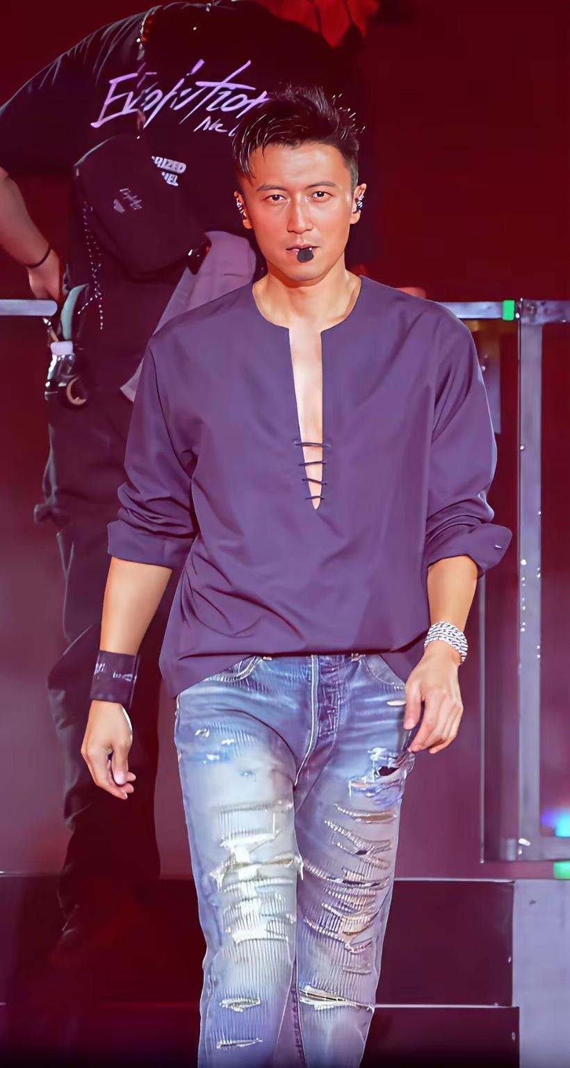 谢霆锋西安演唱会太有松弛感了，现场直接成湿身派对，观众直呼赚翻！近日，他和王菲一
