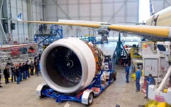 无偿给我们送来大批“发动机”，竟然不是乌克兰，白宫：F35优势或荡然无存！

众