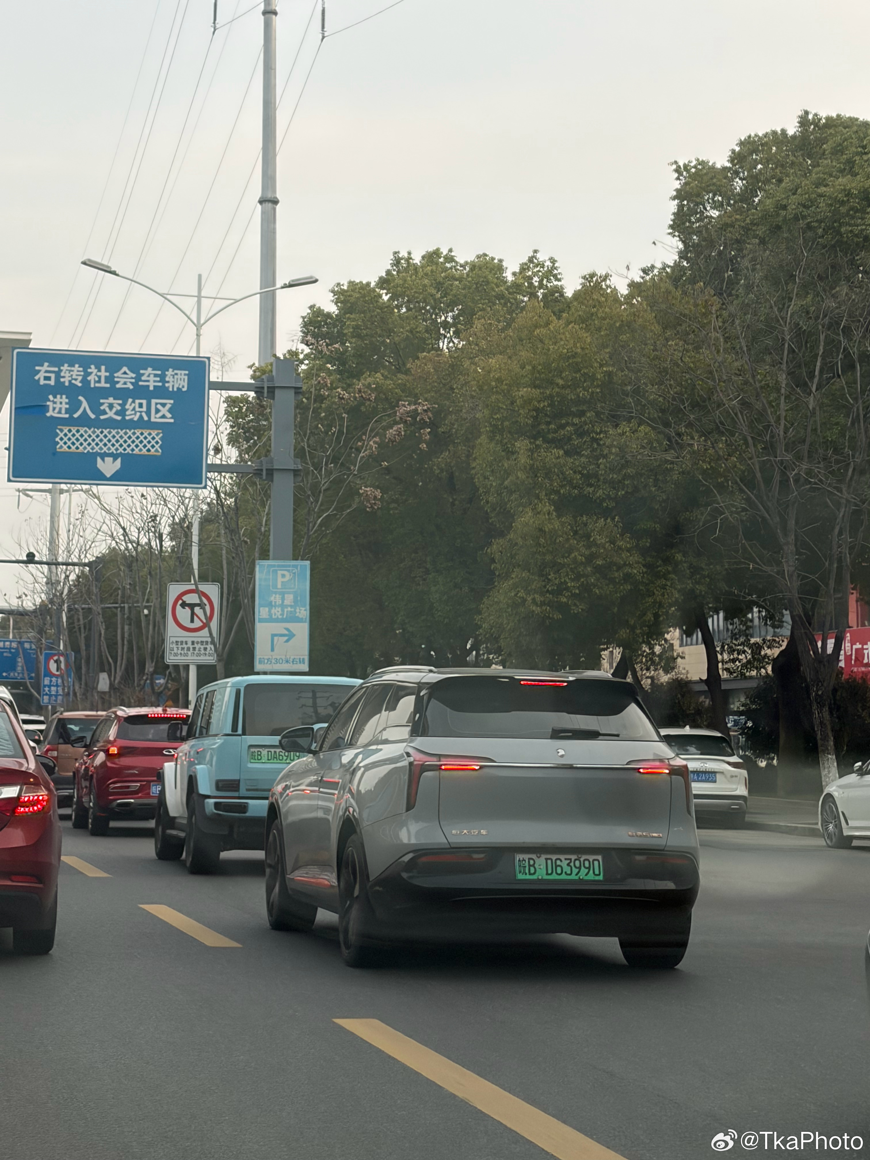 第一次看见能跑起来的恒大汽车 