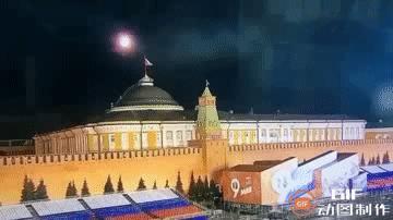 什么情况？俄罗斯克里林姆宫竟然遭到无人机袭击，看画面，被袭击之时，在那个半圆形的