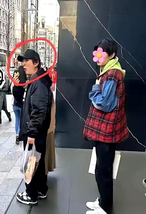 都以为王思聪的爹是天花板。
我跟你们说，他妈才是大气层。
很多人眼巴巴地盯着老王