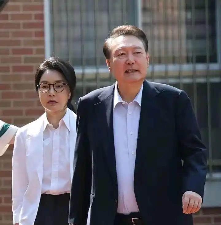 突发！韩国特检组宣布，对前总统夫人金建希的拘留延长至8月31日，据金建希律师讲述