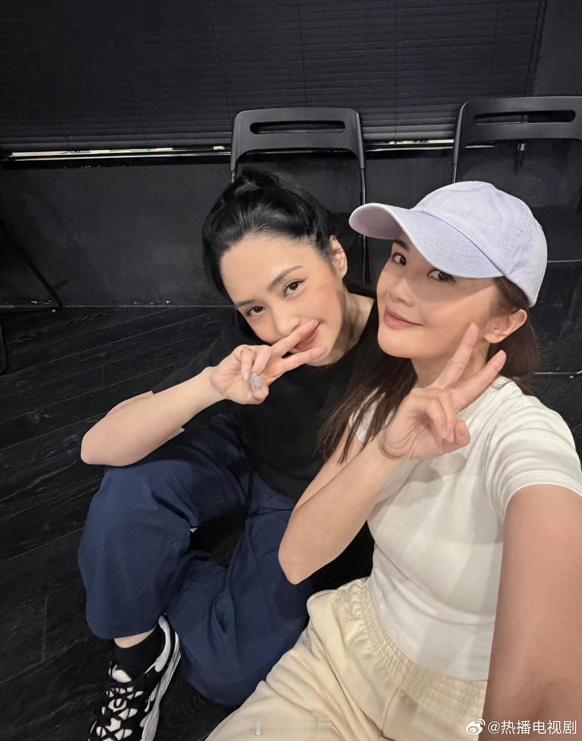 美女贴贴就是最治愈的，永远为阿娇和阿Sa的友情心动✨ 