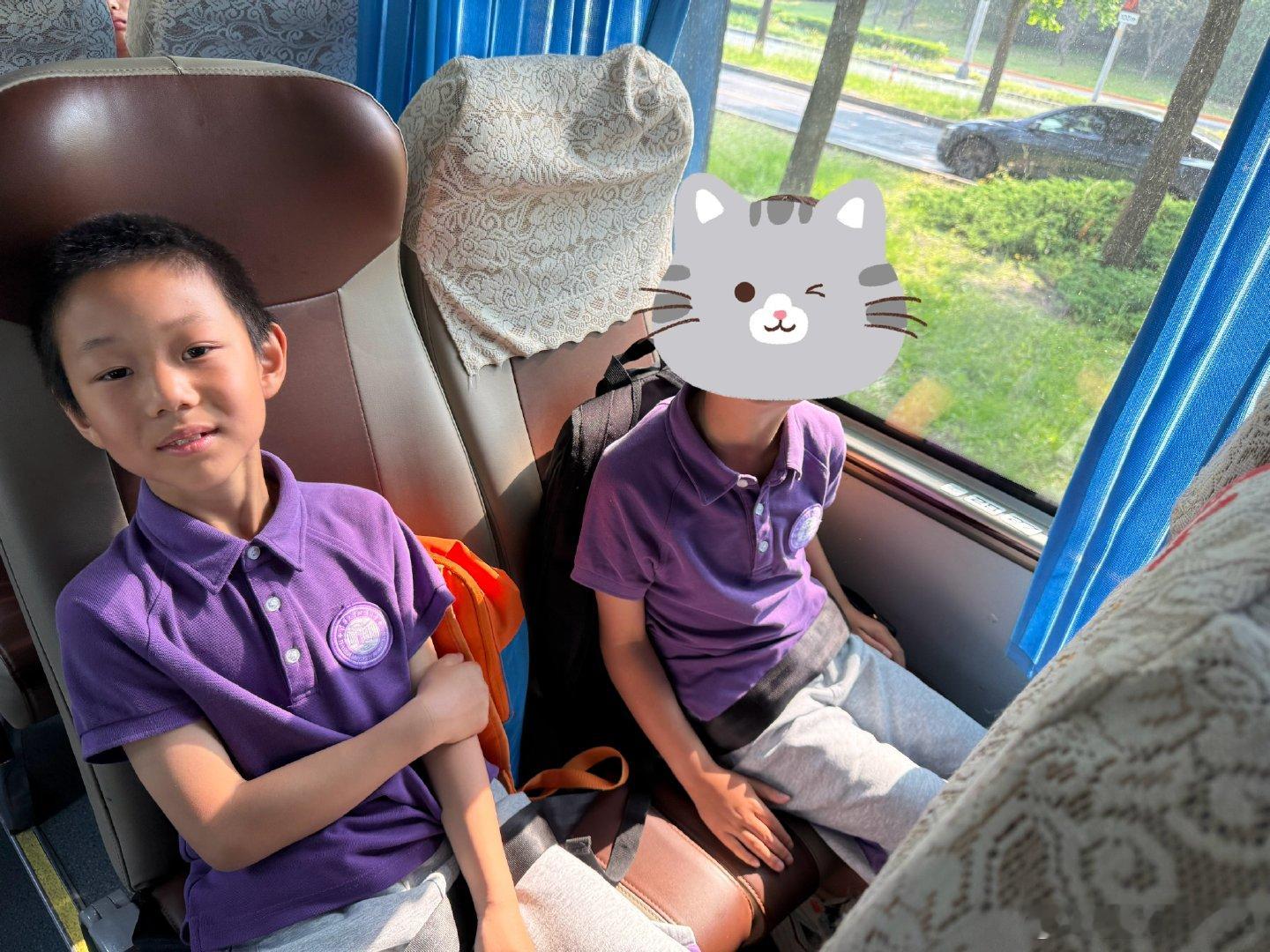 今天学校研学满满收获的一天早上老师发的图片和他最喜欢的同学一起他俩每天唧唧唧唧的
