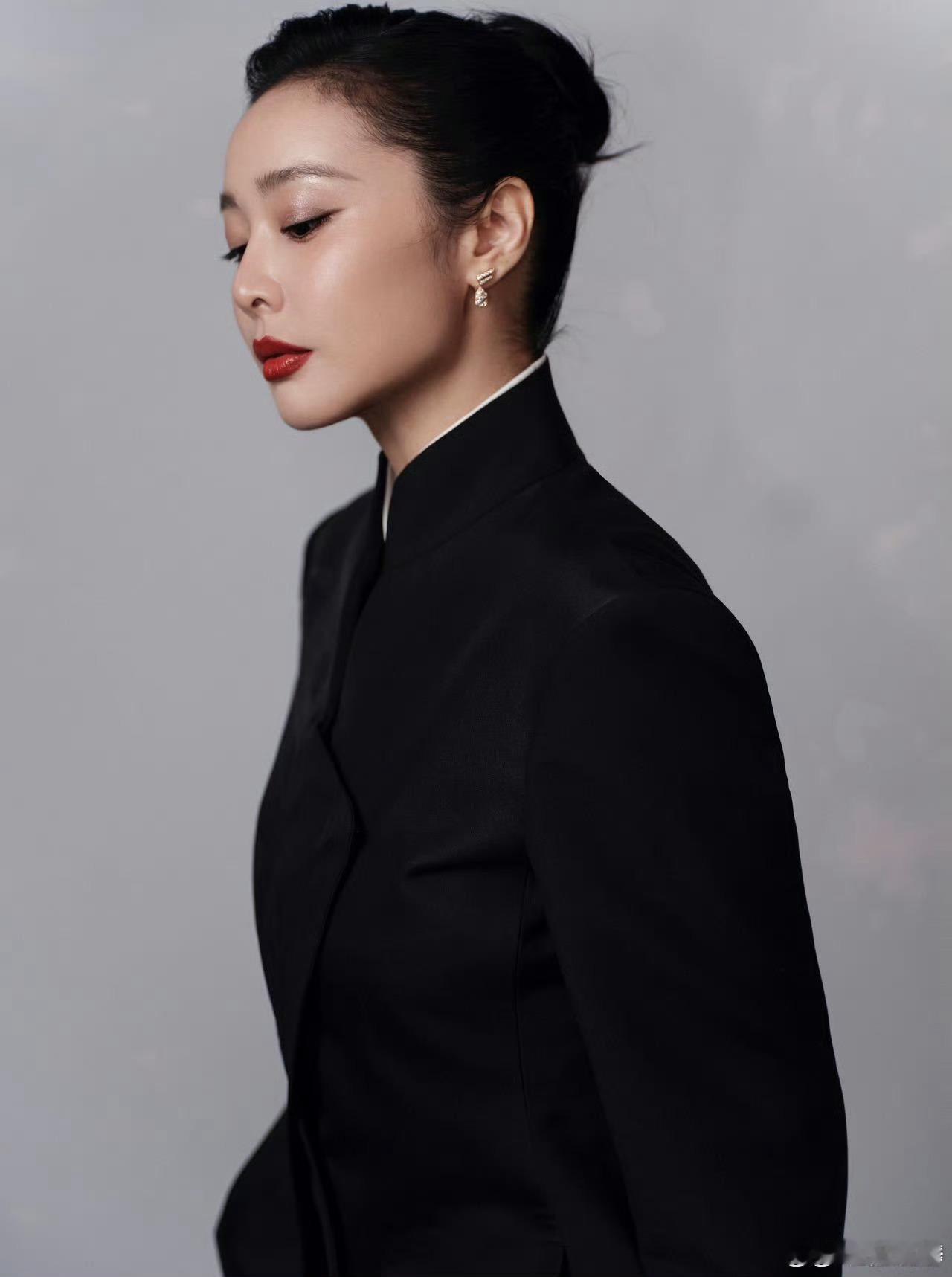高叶我的老公姐 高叶穿西装是什么人间扳手啊！一个眼神就给我拿捏得死死的，老公姐这