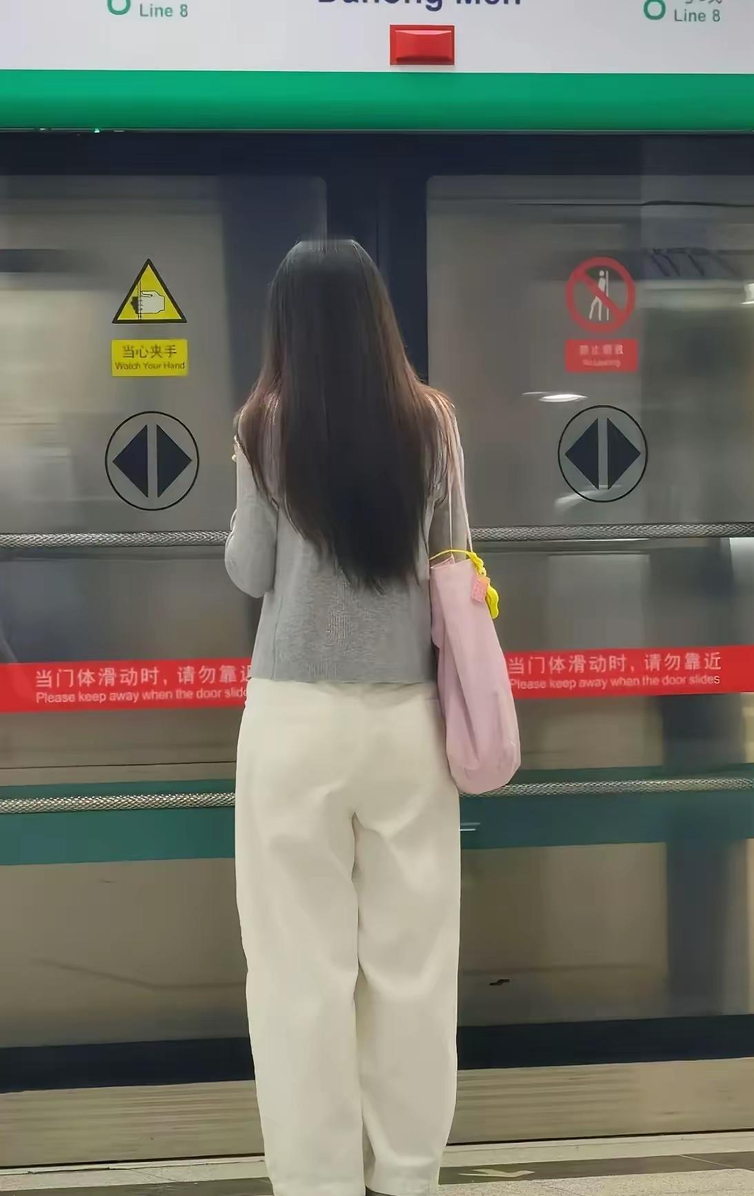 很多农村出来的男人，最让人心疼也最让人无奈
 
真的发现一个很现实的现状：很多农
