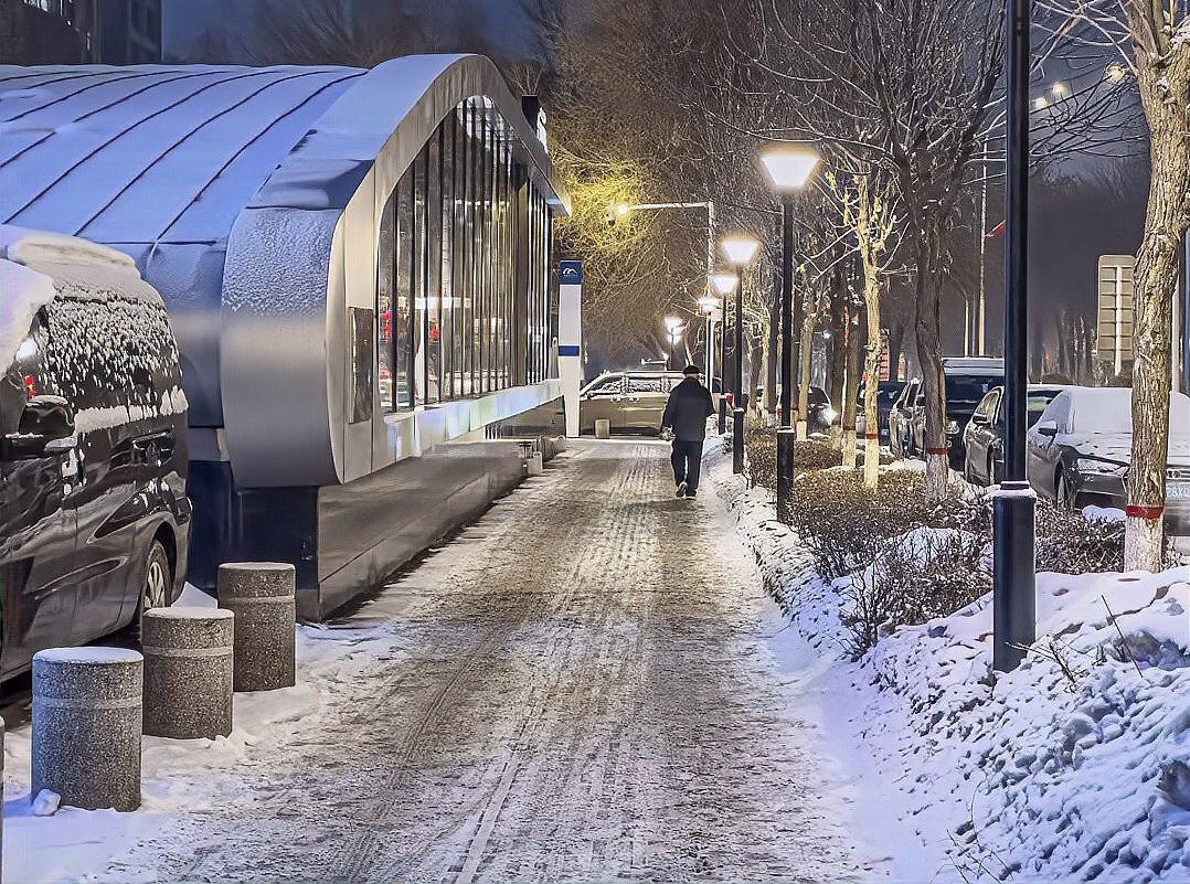 新一轮寒潮来袭，我国中东部地区将迎来剧烈降温，多地将现大到暴雪，局地降温超20℃